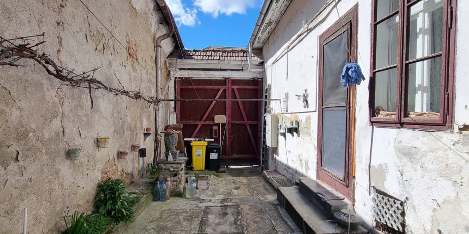 Casă singură pe curte pe str. I. Gh. Duca
